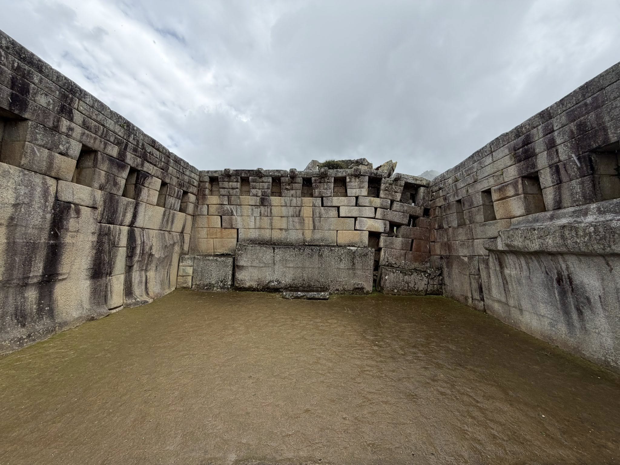 精準切割的花崗岩