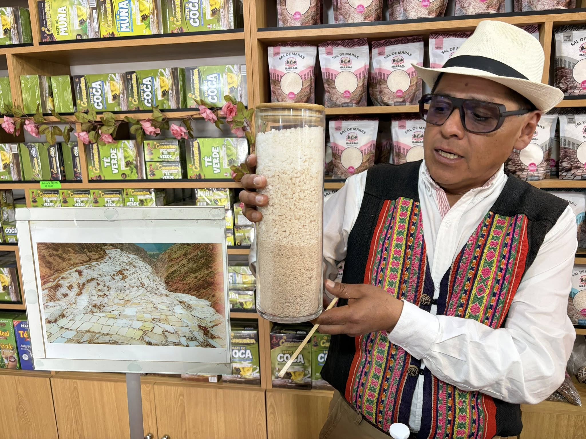 鹽池中的鹽晶層